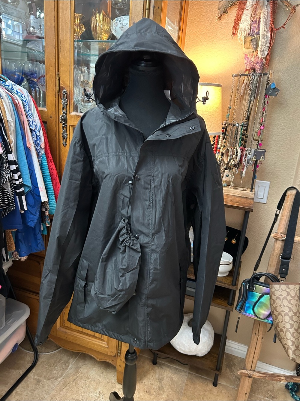 UIQUR NWT Black Hooded Waterproof Rain Jacket Windbreaker Size L